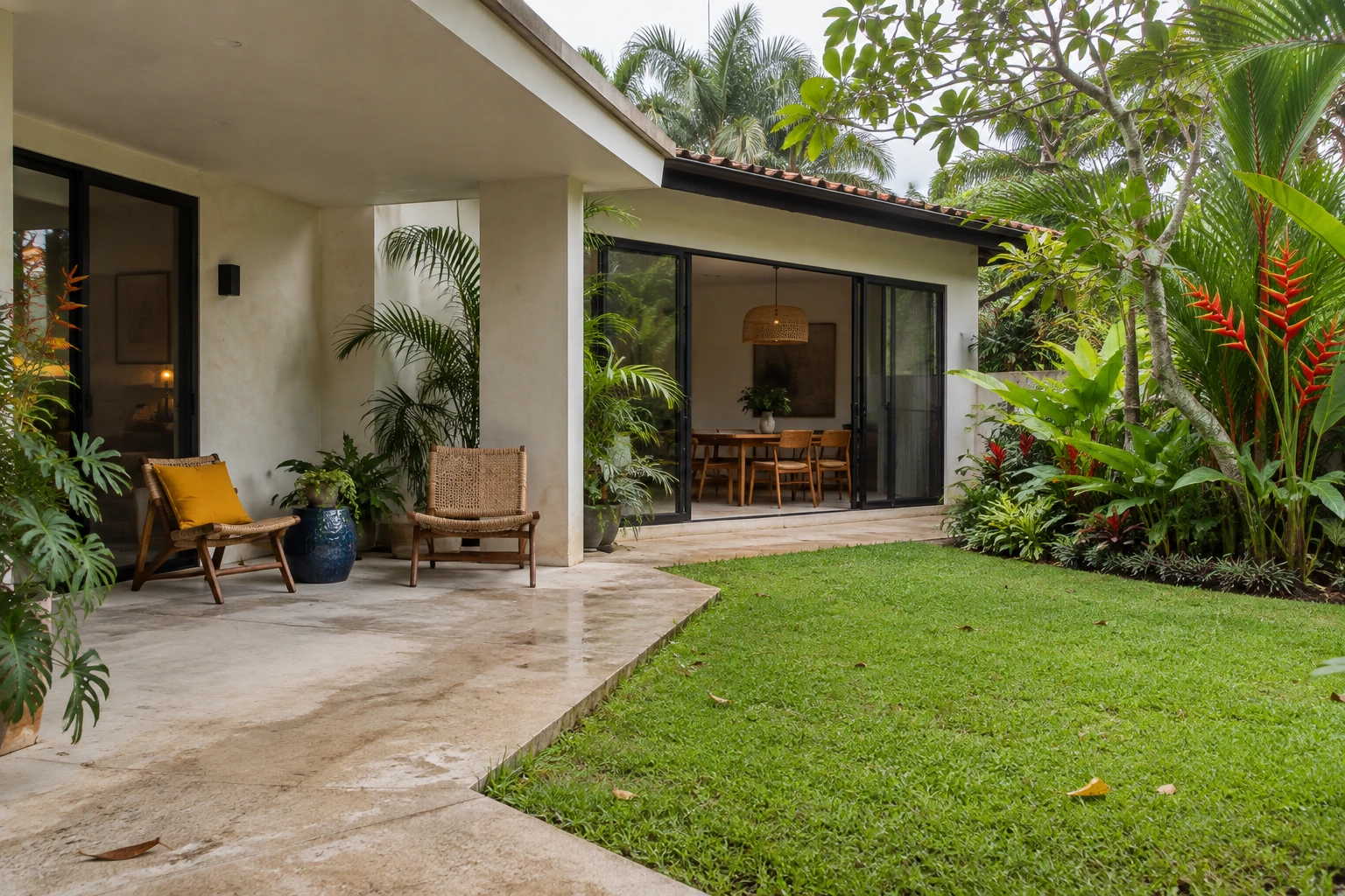 Casa tropical con terraza y jardín cuidado